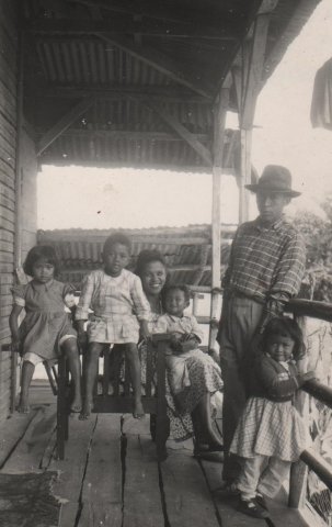 CLARICE RAFARASOA, ses quatre enfants et Lucien ANDRIAMANANA