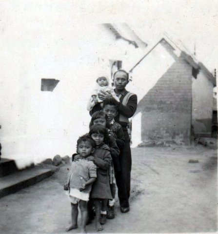 Philibert Andriamanana et les cinq premiers enfants de Denis et Clarice